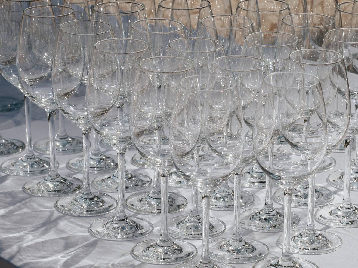 Copas alineadas sobre un mantel blanco