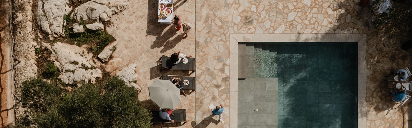 Vista panorámica de la piscina de agua salada y las casas de piedra de TERRA