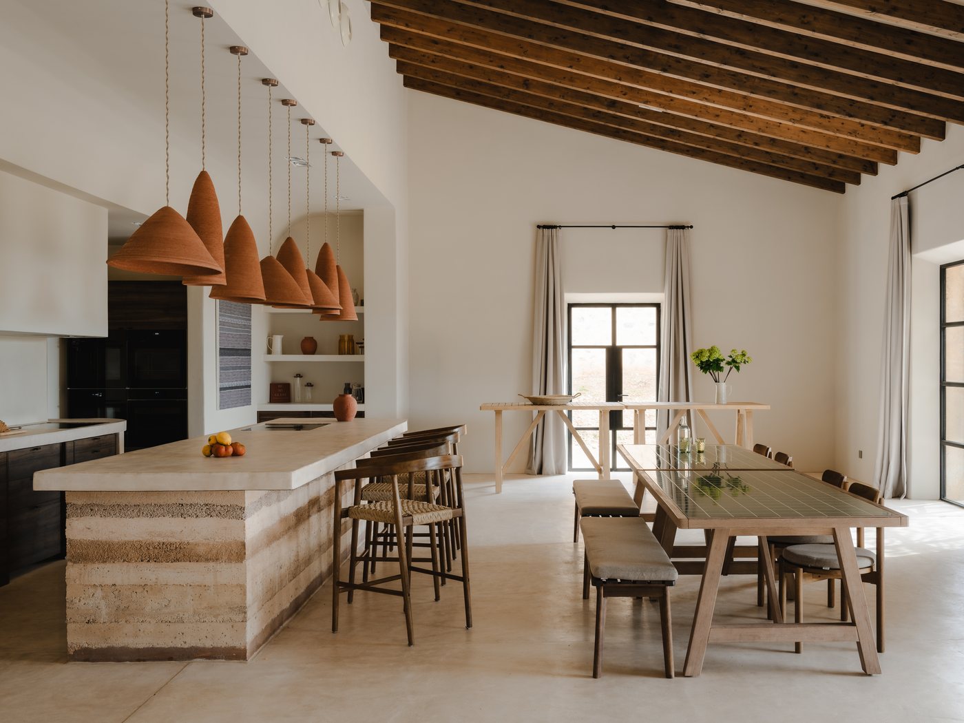 Mesa larga junto a la cocina abierta del Lounge